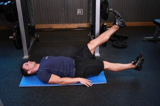 A person with prostatitis performs an exercise in the gym